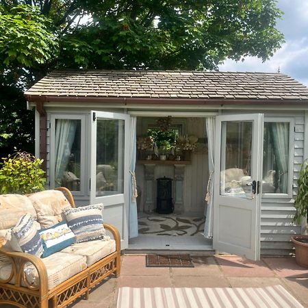 Birds And The Bees Summer House Endon المظهر الخارجي الصورة