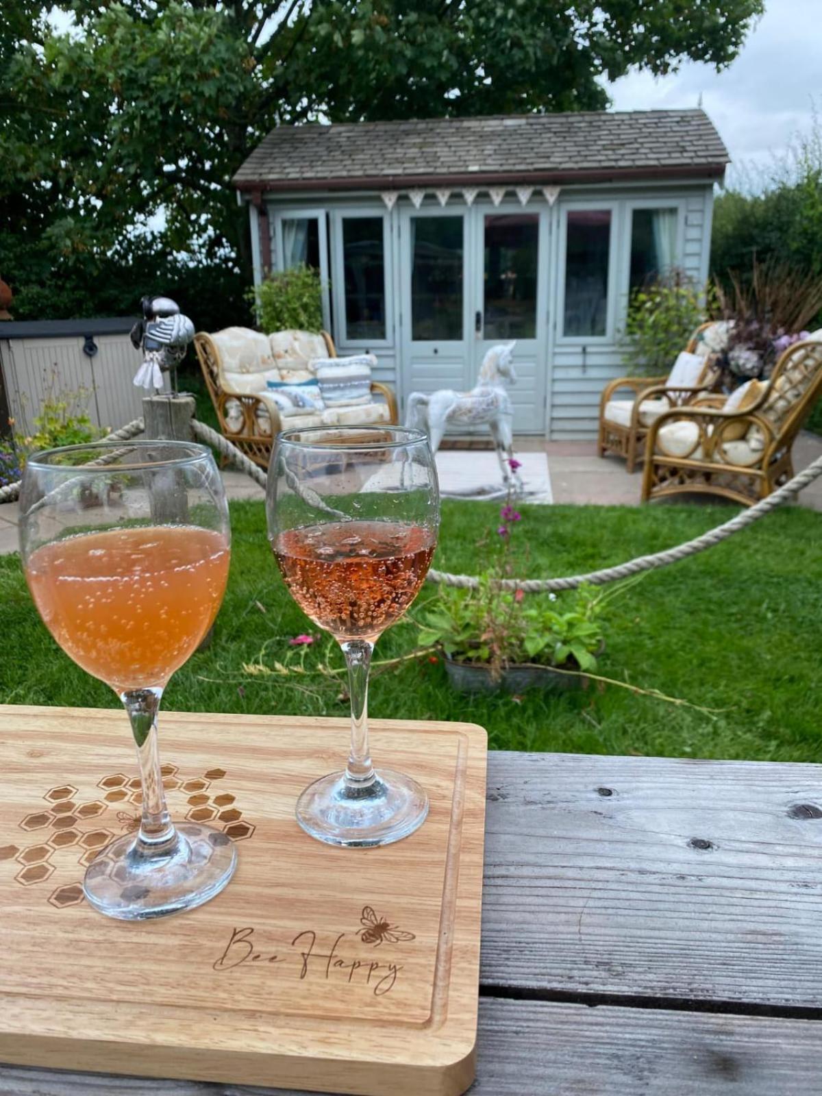 Birds And The Bees Summer House Endon المظهر الخارجي الصورة